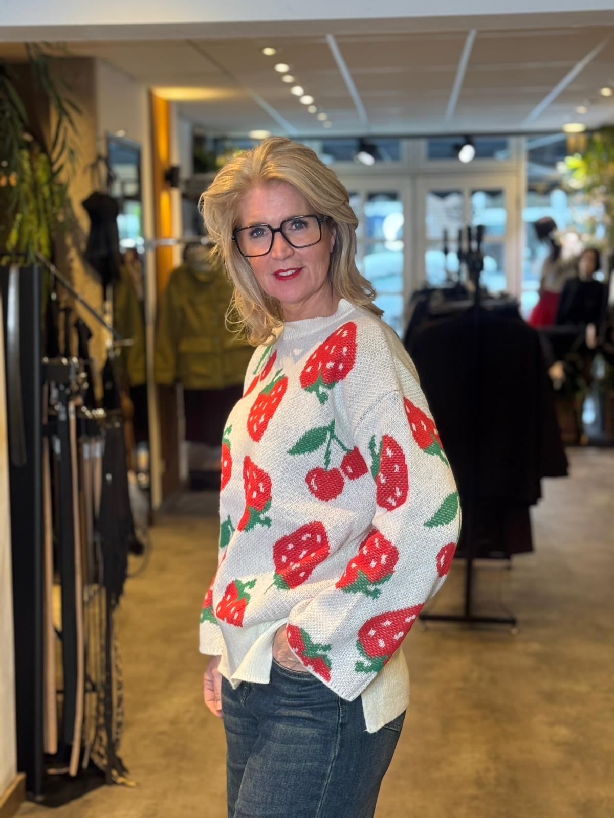 Trui Strawberry 🍓/ Crème