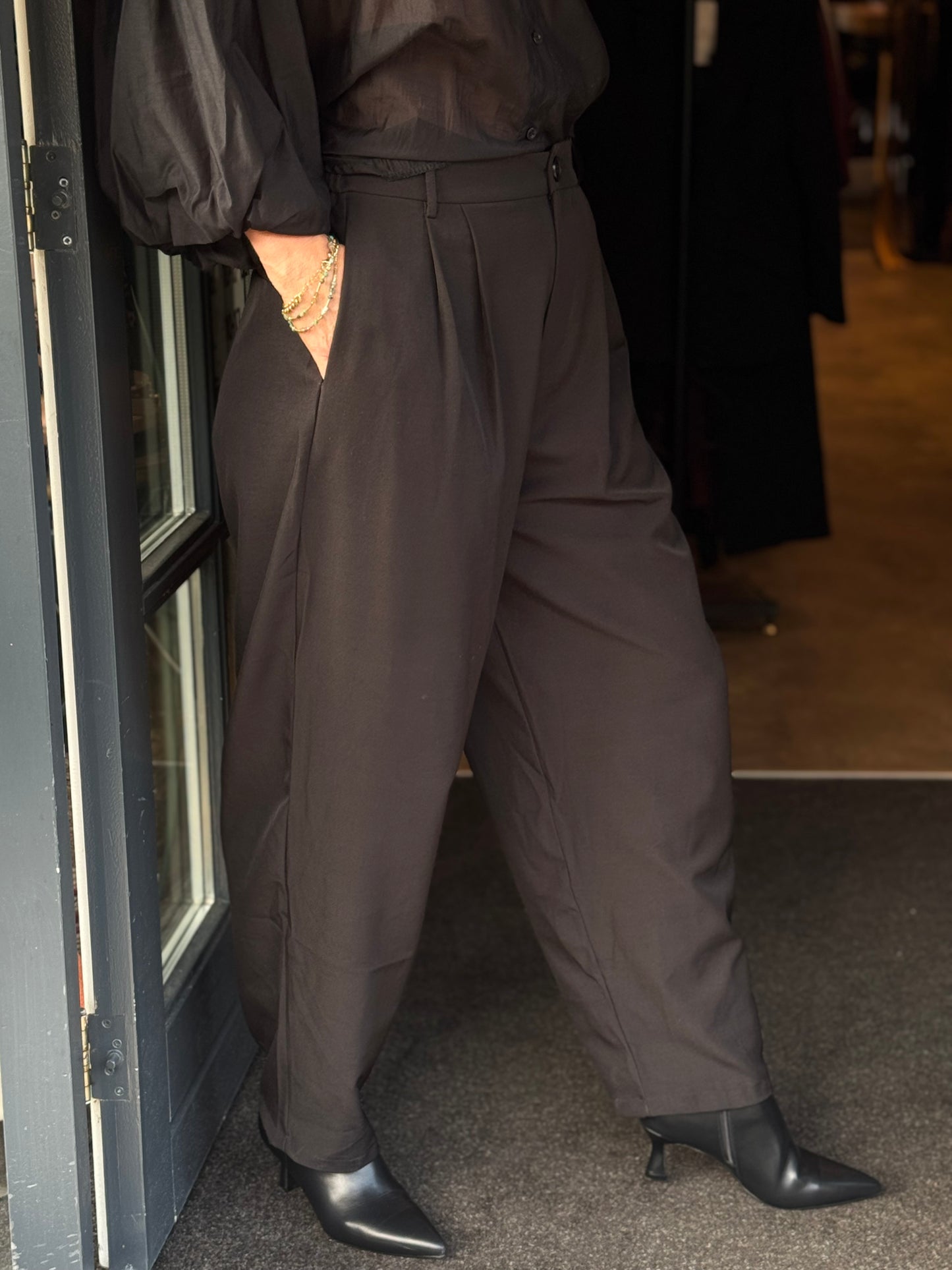 Pantalon Chic Barrel/ Zwart