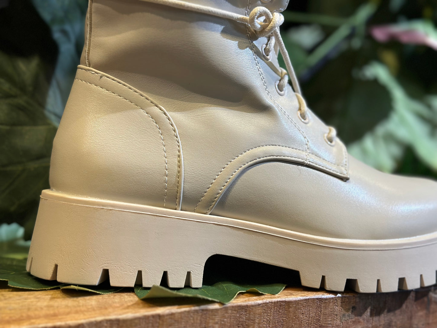 Dr Martens Boots | Cremé