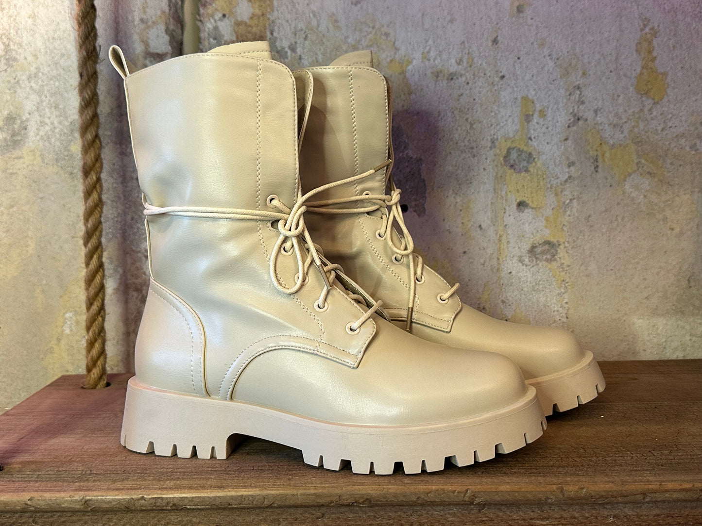 Dr Martens Boots | Cremé